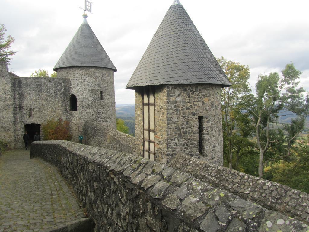 Land-Gut-Hotel Zur Burg Nuerburg Экстерьер фото