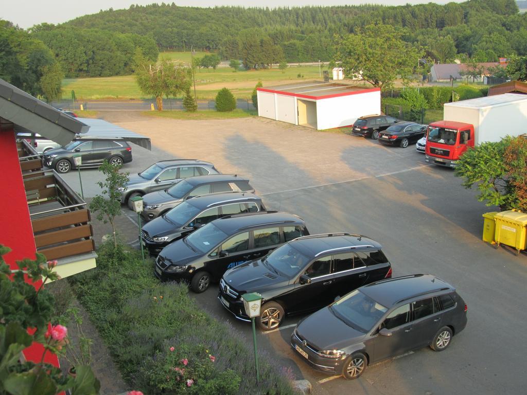 Land-Gut-Hotel Zur Burg Nuerburg Экстерьер фото